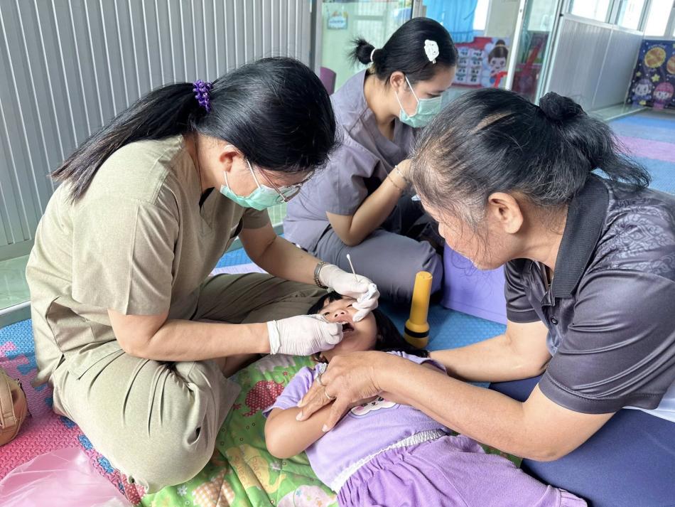 ตรวจช่องปากศูนย์พัฒนาเด็กเล็ก